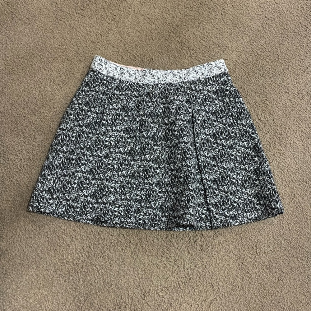 Banana Republic Women's Size 2P White/Black Pleated Skirt